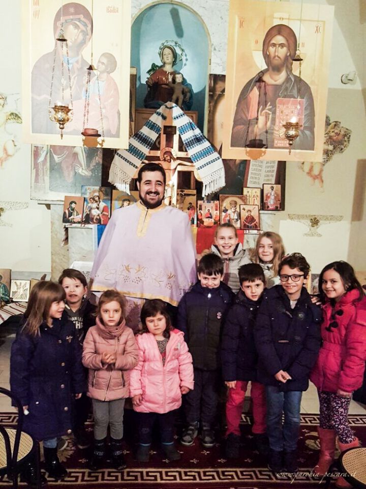 Ora de religie și pomenirea celor adormiți cu copiii din filia parohiei Pescara - localitatea Torre dei Passeri