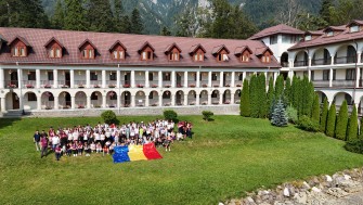 Mai aproape de cer - 106 copiii și tineri români din Italia participa la Taberele Arc de la Mânăstirea Caraiman