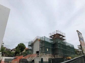 Rugăciune la așezarea Sfintei Cruci pe acoperișul bisericii nou zidite de la Pescara