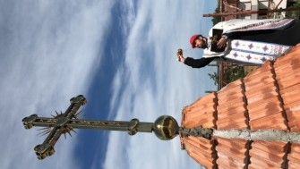 Rugăciune la așezarea Sfintei Cruci pe acoperișul bisericii nou zidite de la Pescara